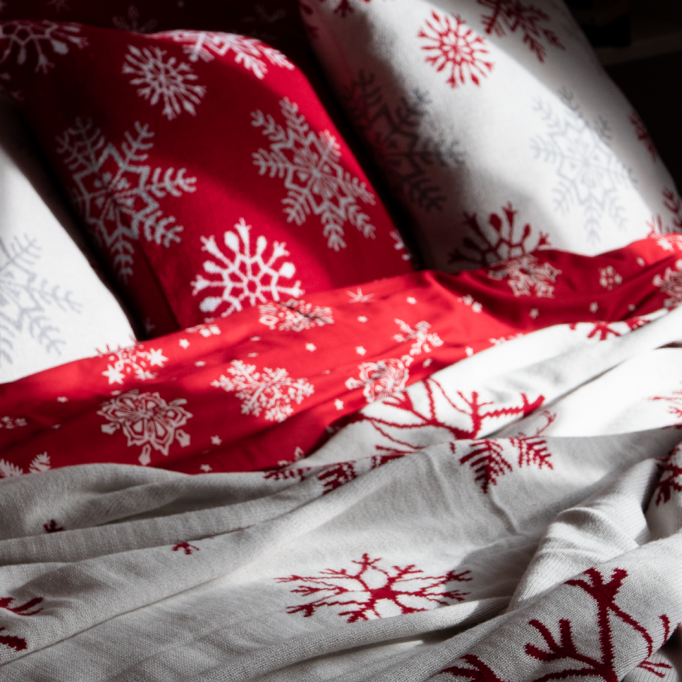 Deka pletená SUOMI  vločky červená smotanová