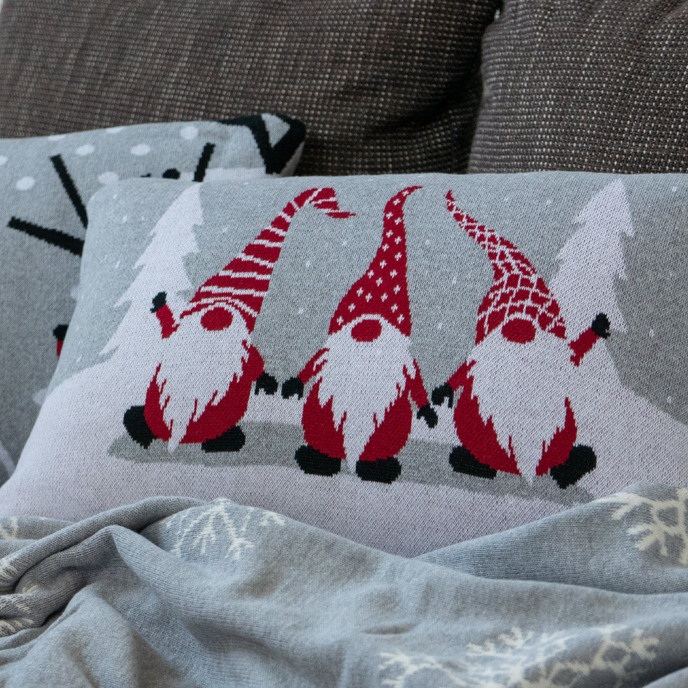 Dekoračný návlek pletený DESIGN elfovia sivá červená