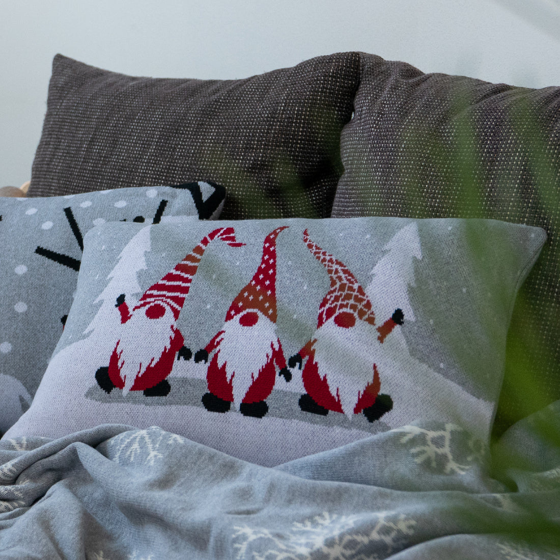 Dekoračný návlek pletený DESIGN elfovia sivá červená