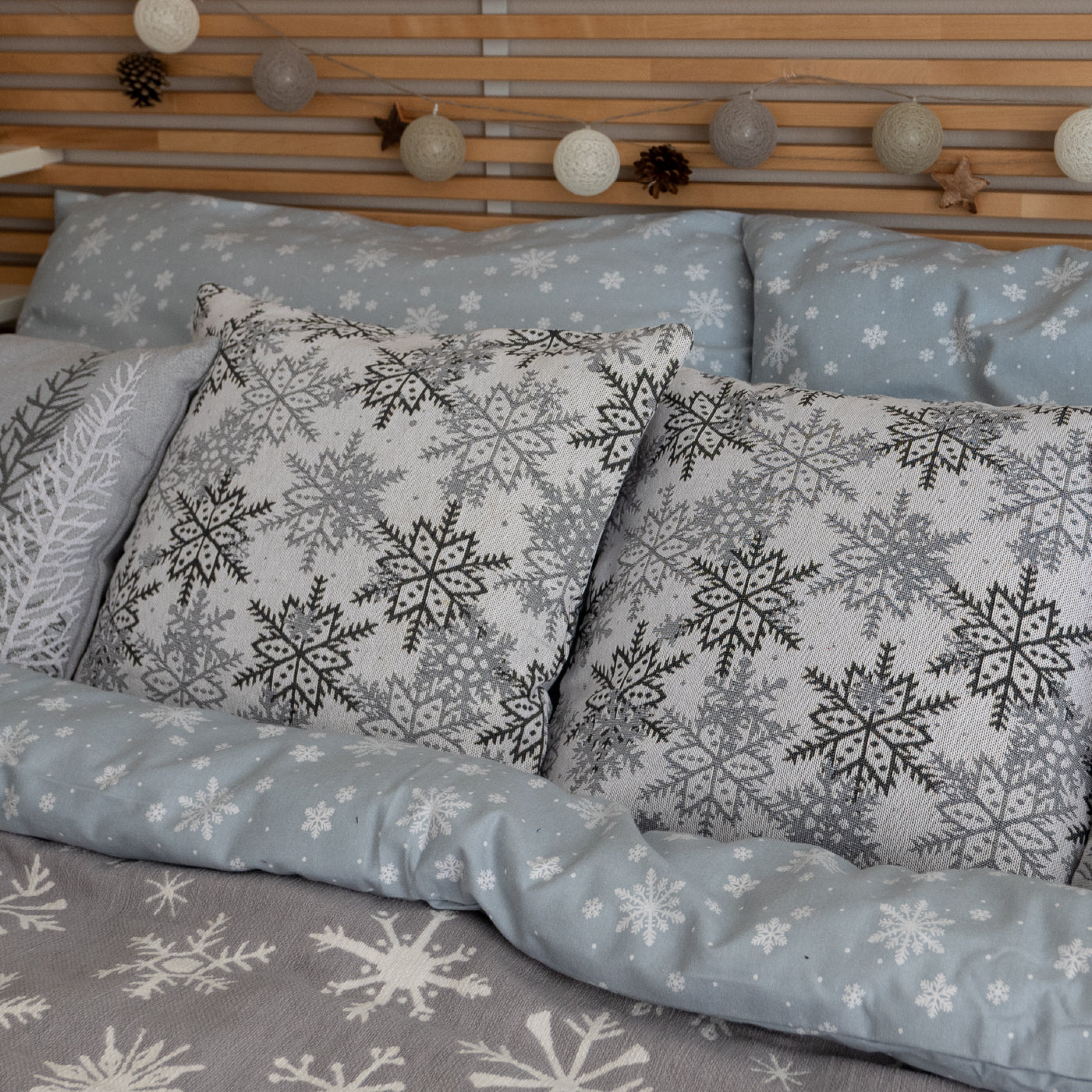 Dekoračný návlek MOTIV vločky biela sivá