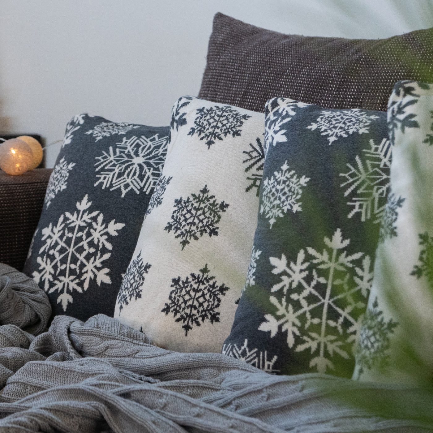 Dekoračný návlek pletený DESIGN vločky sivá smotanová