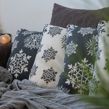 Dekoračný návlek pletený DESIGN vločky sivá smotanová