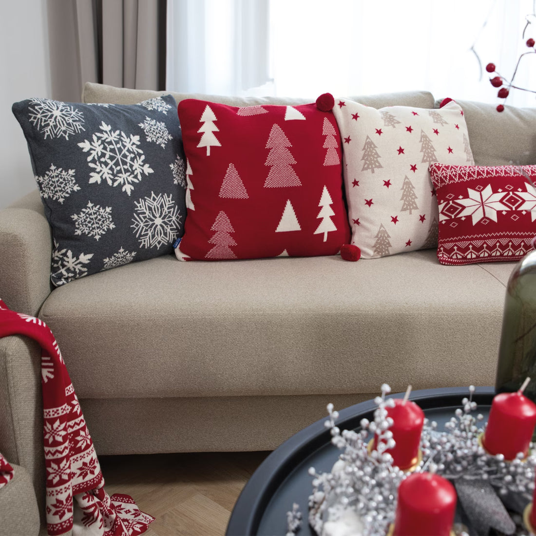 Dekoračný návlek pletený DESIGN vločky sivá smotanová