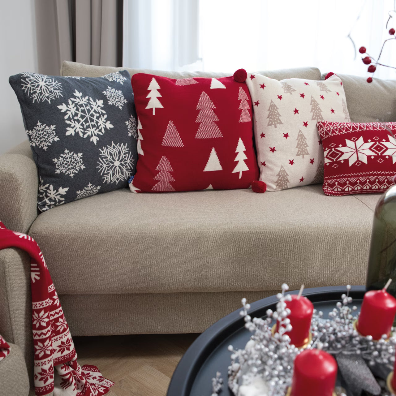 Dekoračný návlek pletený DESIGN vločky sivá smotanová