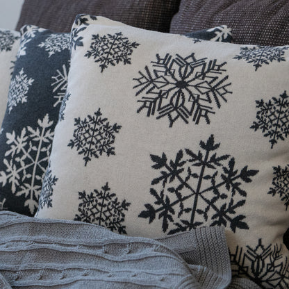 Dekoračný návlek pletený DESIGN vločky smotanová sivá