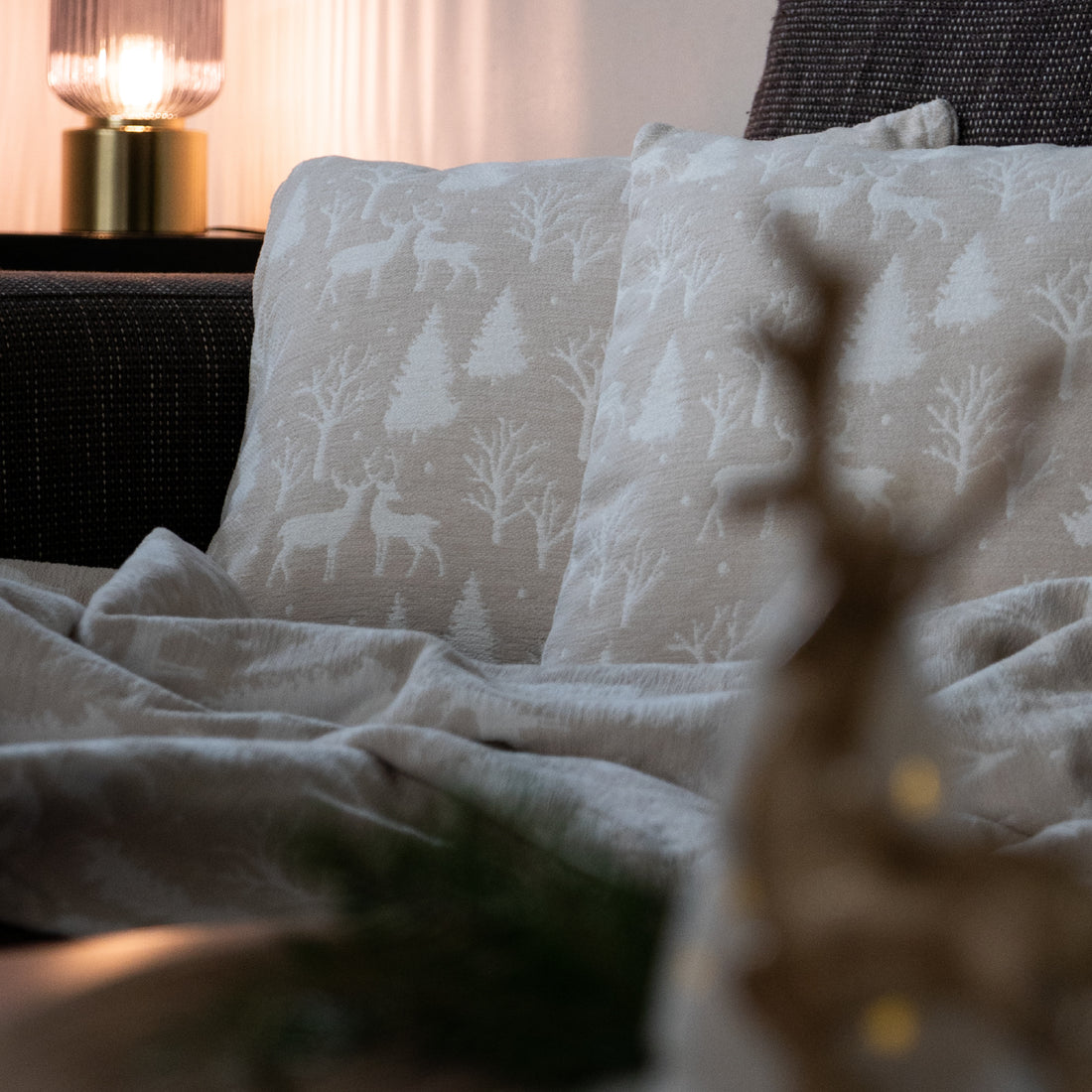 Dekoračný návlek WINTER stromy a soby béžová biela