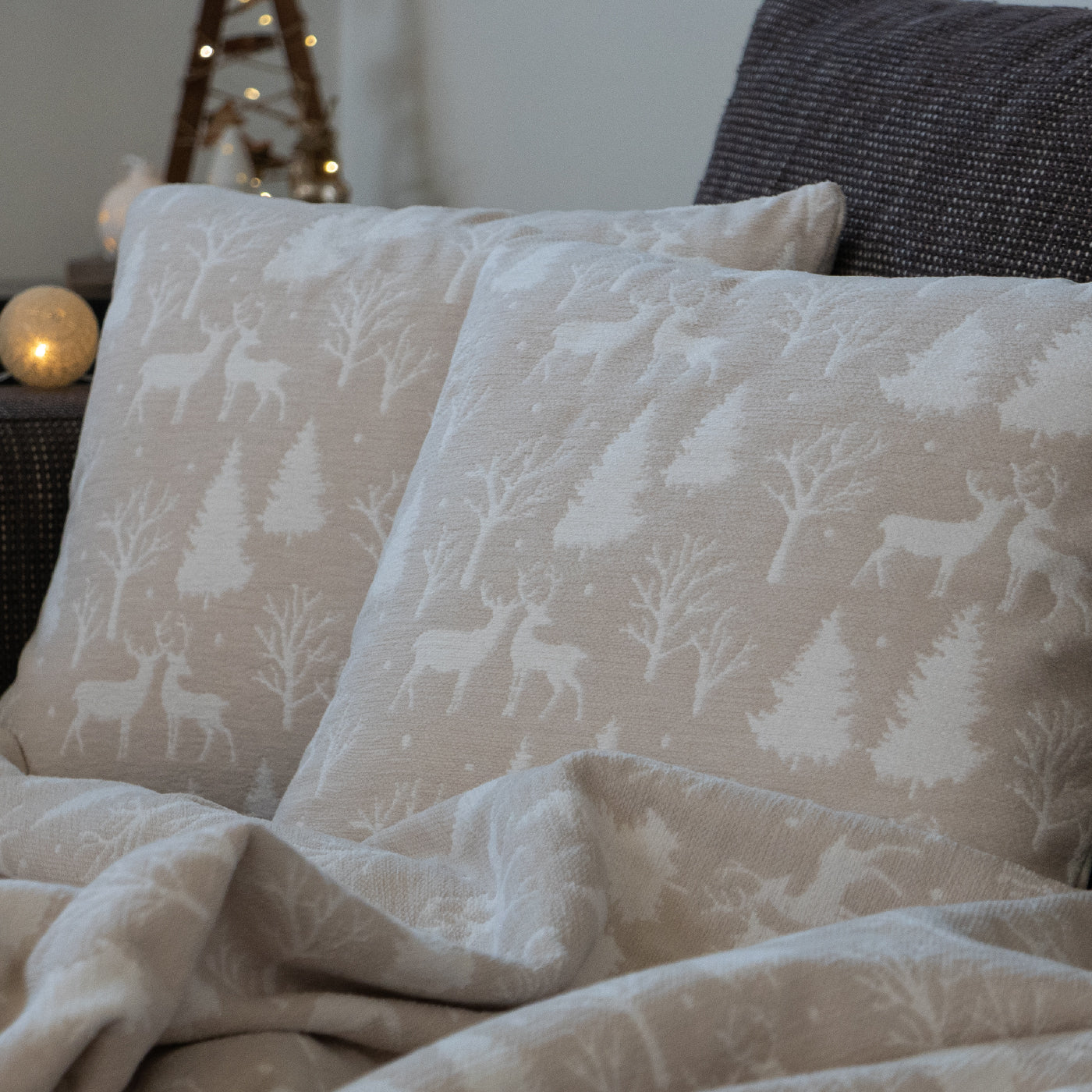 Dekoračný návlek WINTER stromy a soby béžová biela