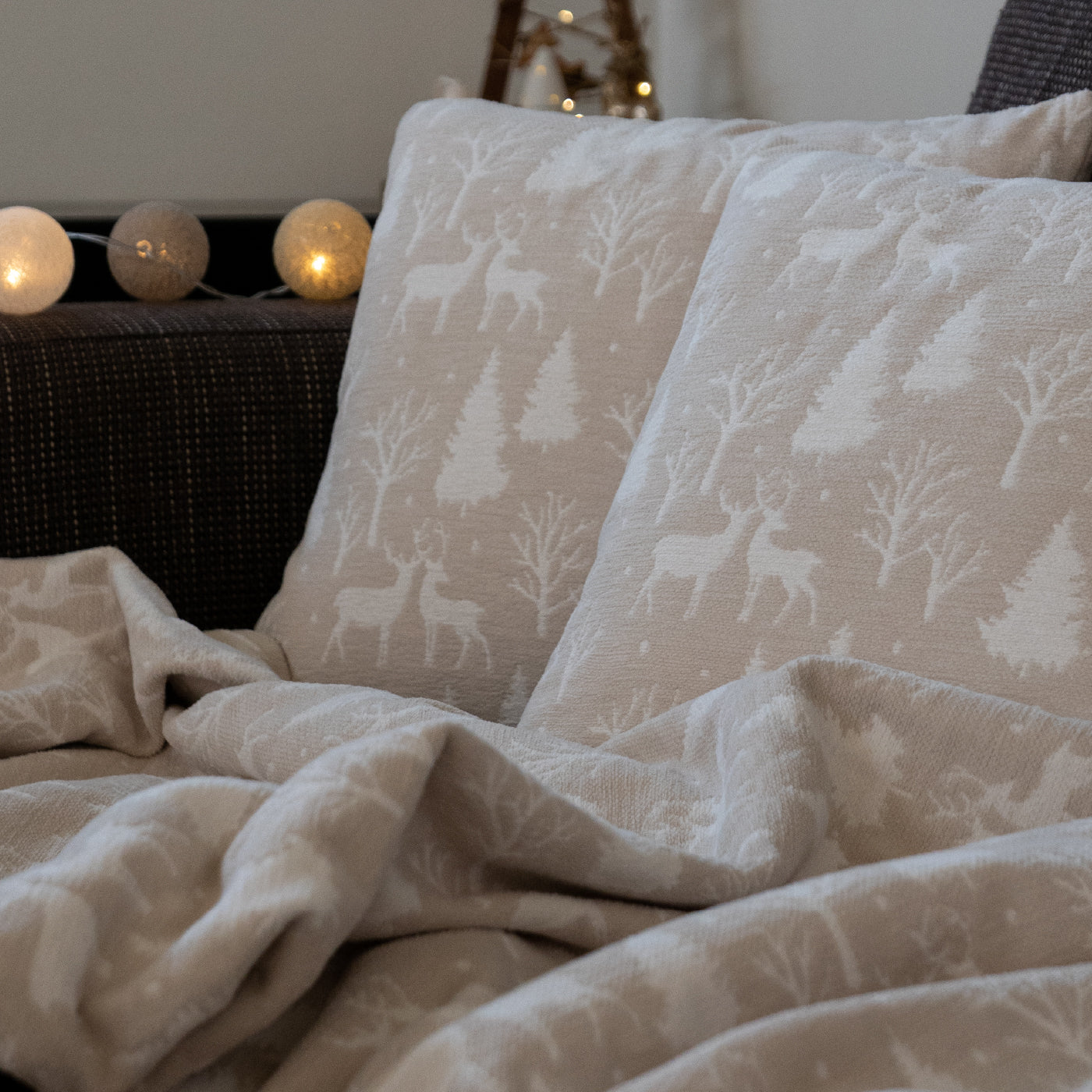 Dekoračný návlek WINTER stromy a soby béžová biela