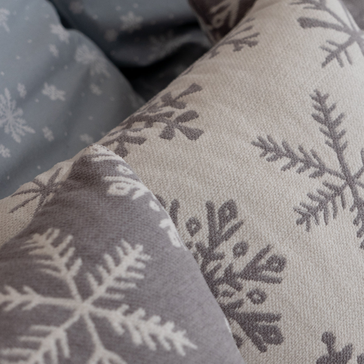 Dekoračný návlek WINTER vločky biela sivá