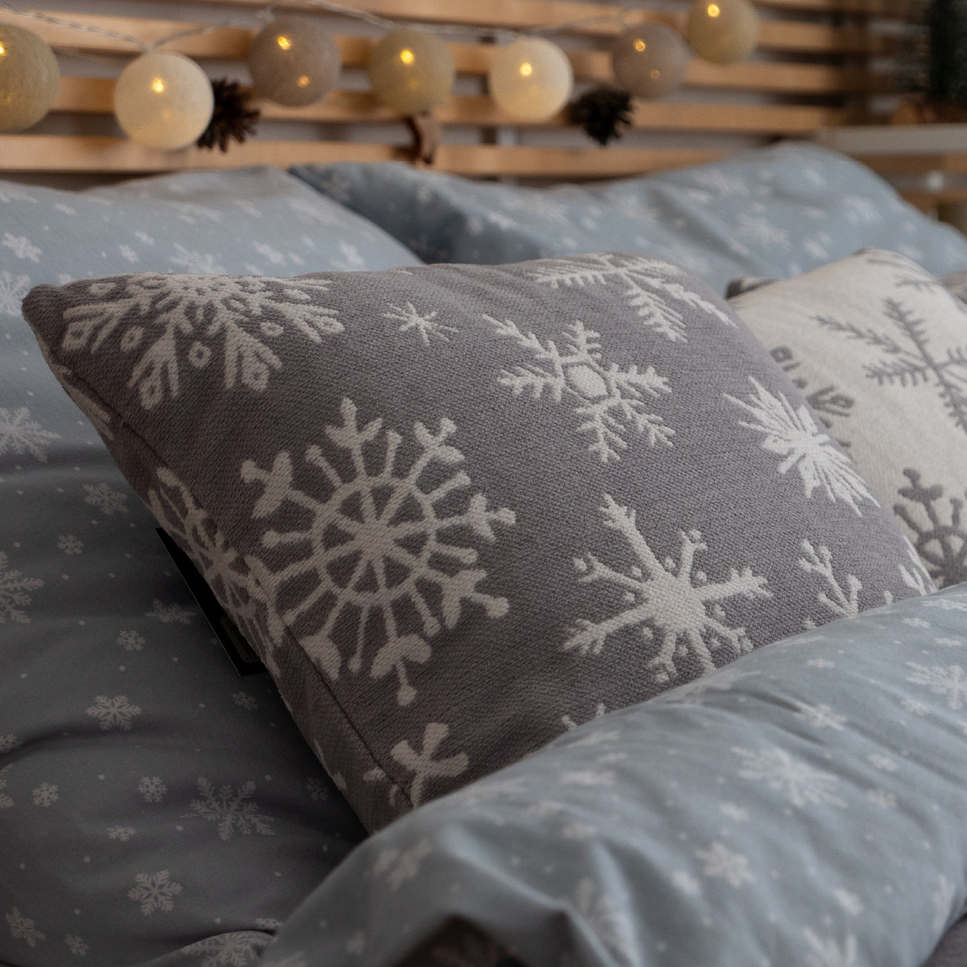 Dekoračný návlek WINTER vločky sivá biela