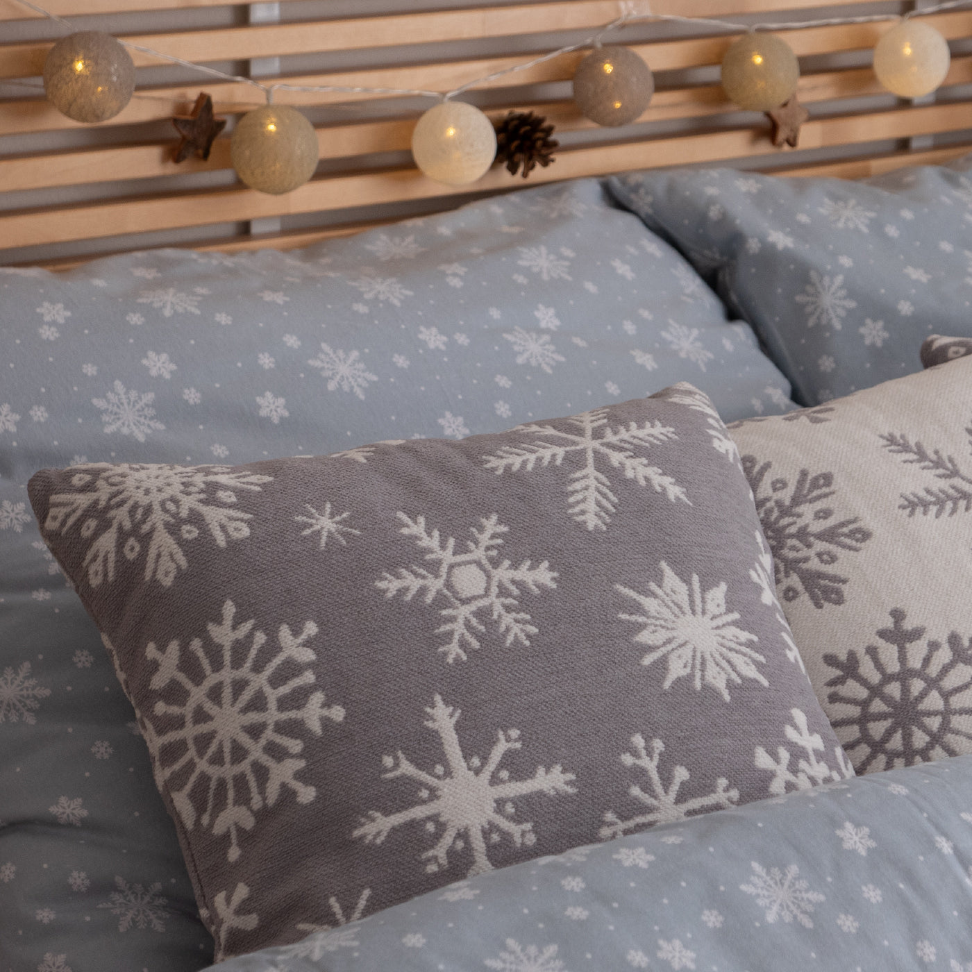 Dekoračný návlek WINTER vločky sivá biela