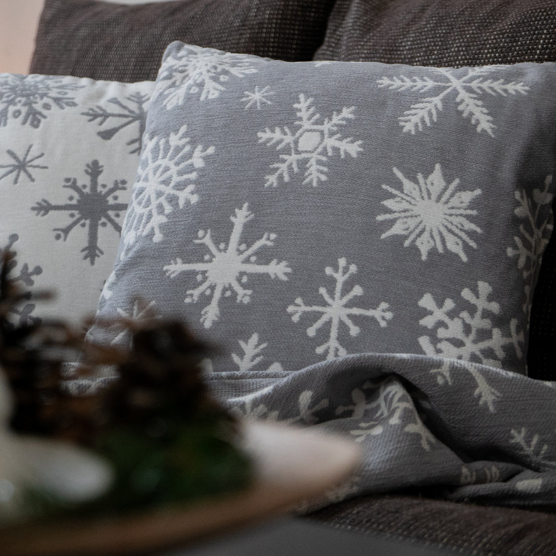 Dekoračný návlek WINTER vločky sivá biela