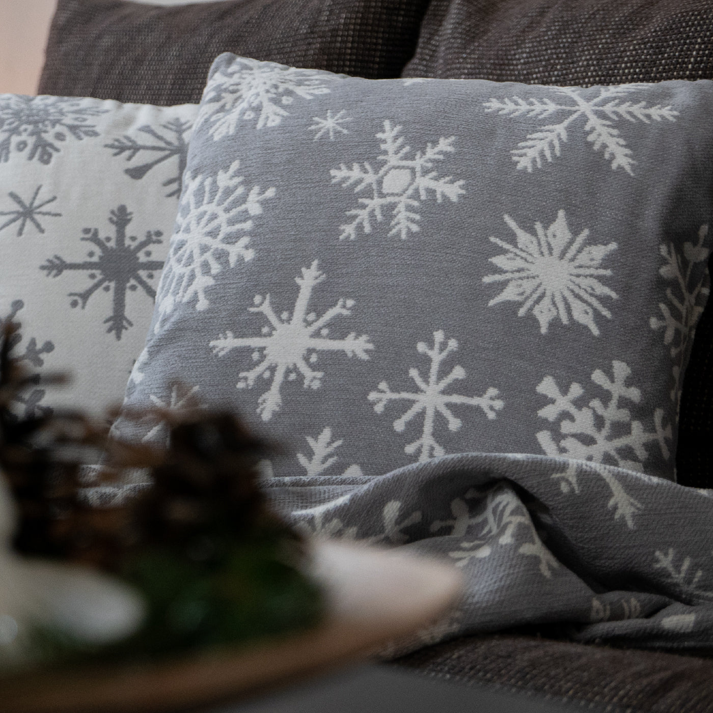 Dekoračný návlek WINTER vločky sivá biela