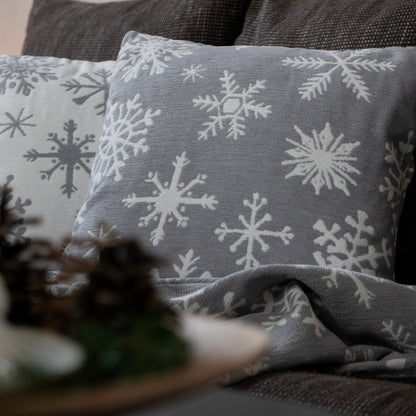 Dekoračný návlek WINTER vločky sivá biela