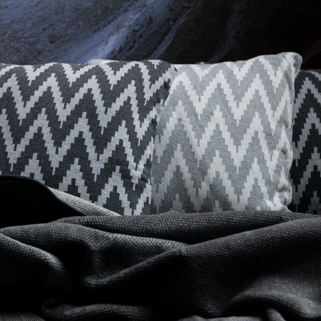 Dekoračný návlek pletený DESIGN zik zak tmavá sivá biela
