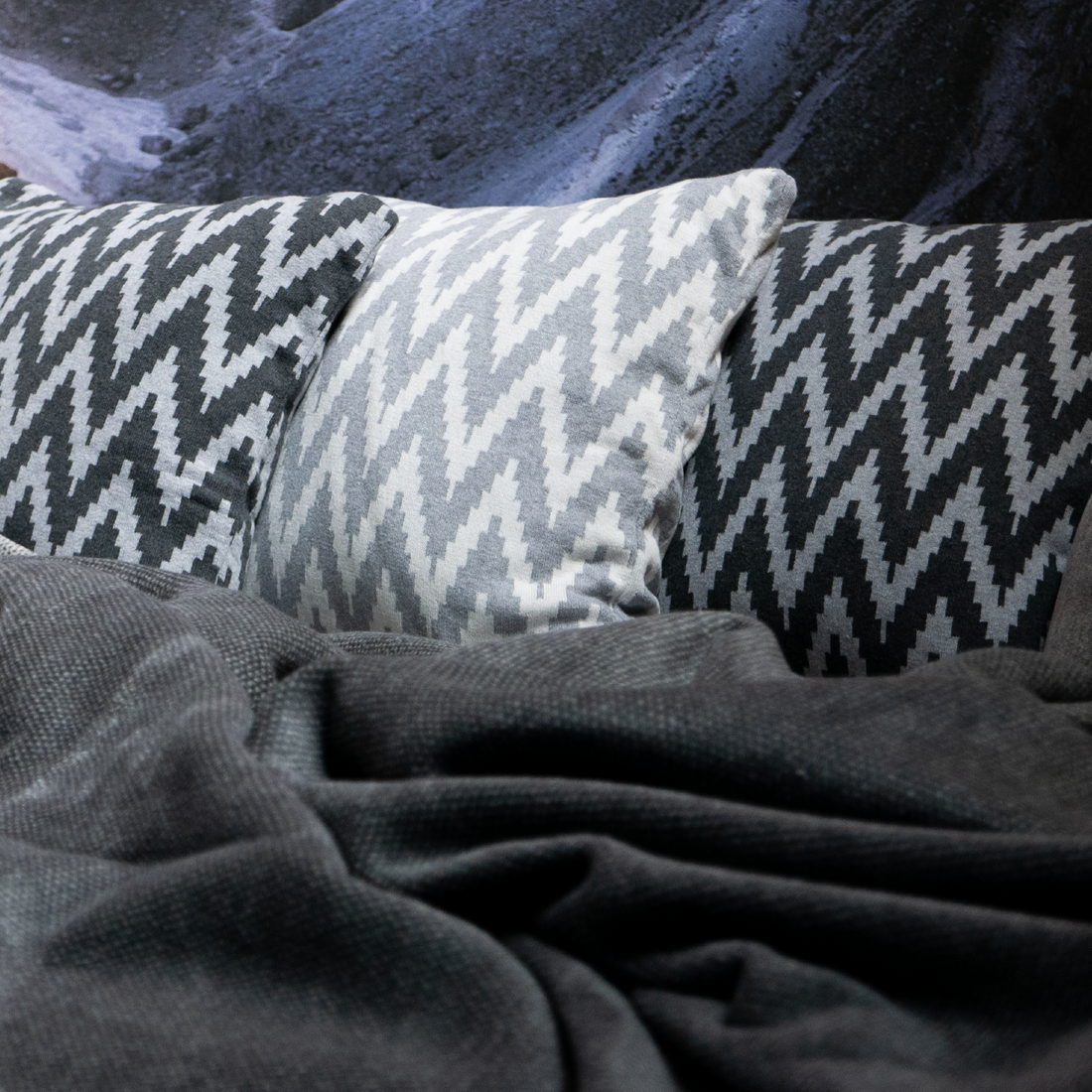 Dekoračný návlek pletený DESIGN zik zak svetlá sivá biela